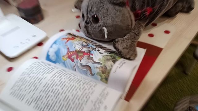 гости, к нам приехал четвероюродный брат ну или троюродный Я не знаю