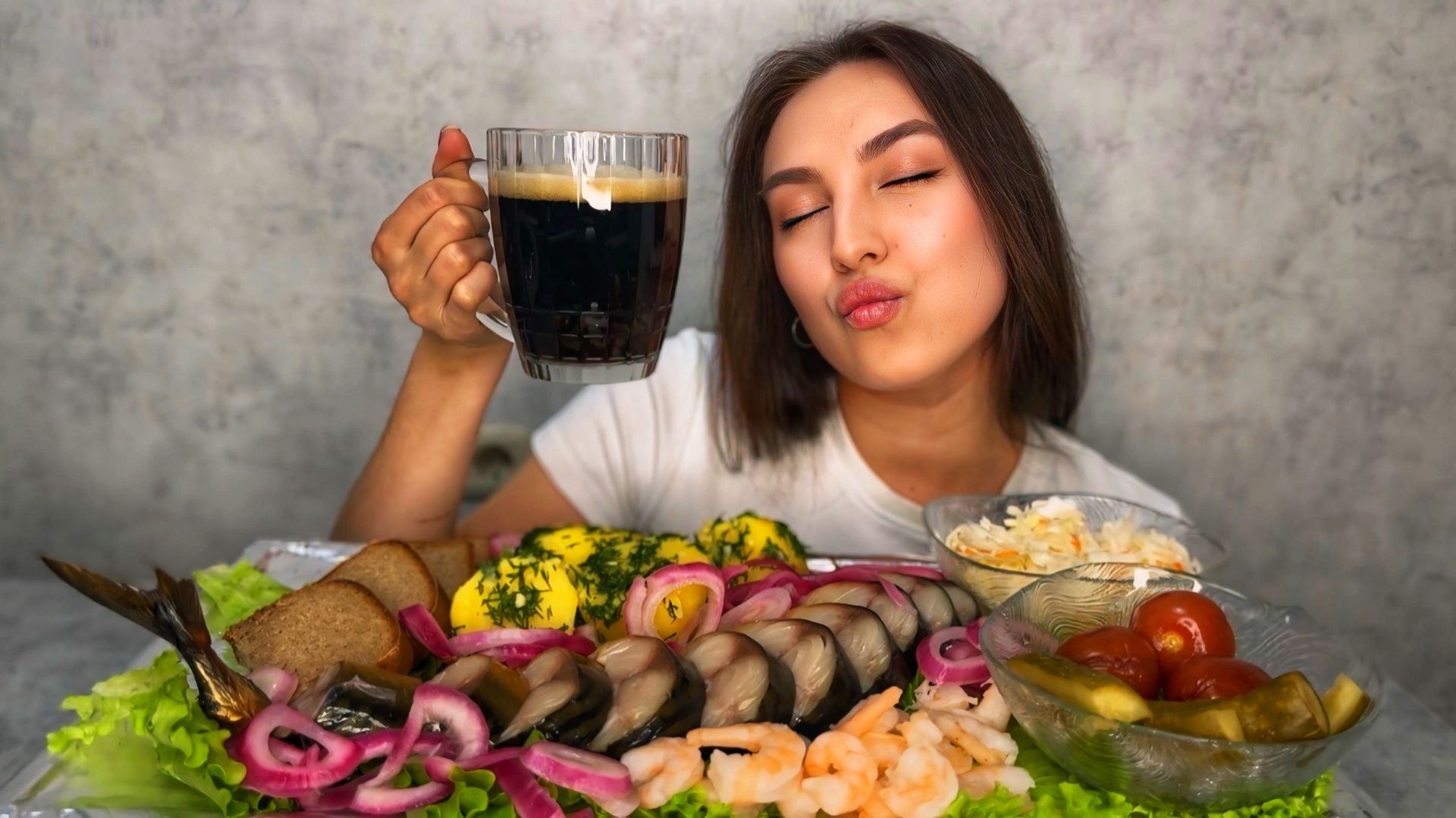 МУКБАНГ | СКУМБРИЯ С КАРТОШЕЧКОЙ СОЛЕНЬЯ КРЕВЕТКИ | ДА/НЕТ