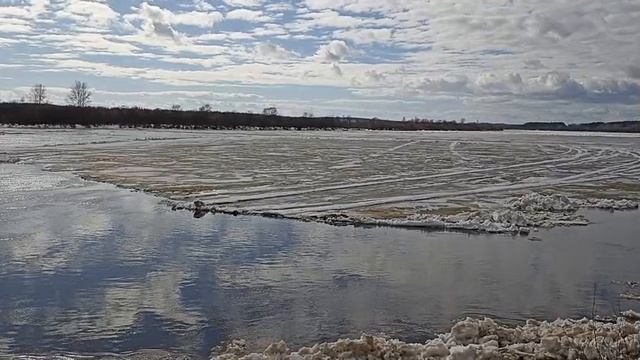 Видео 1. Ледоход на реке Вятке. Лёд идёт сплошной лентой. 04.04.2026 года.