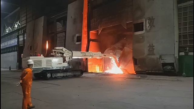 Машина для очистки горловины конвертера от налипшего шлака и застрявшего металла