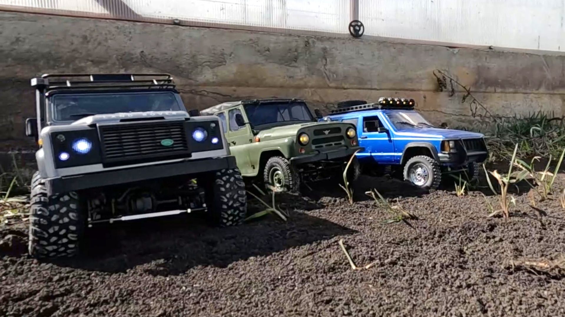 Покатушки на беспилотных джипах по бездорожью (на радиоуправляемых машинах).