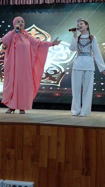 Күренекле якташыбыз Зөһрә Шәрифуллина яшь талантыбыз Самира Сабирҗанова белән сәхнәгә чыкты