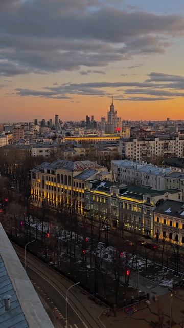 ✨ Момент включения вечерней подсветки в Москве