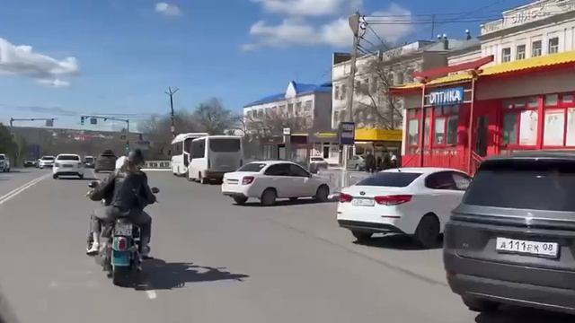 Глава Калмыкии Хасиков показал, как катается на мотоцикле по Элисте