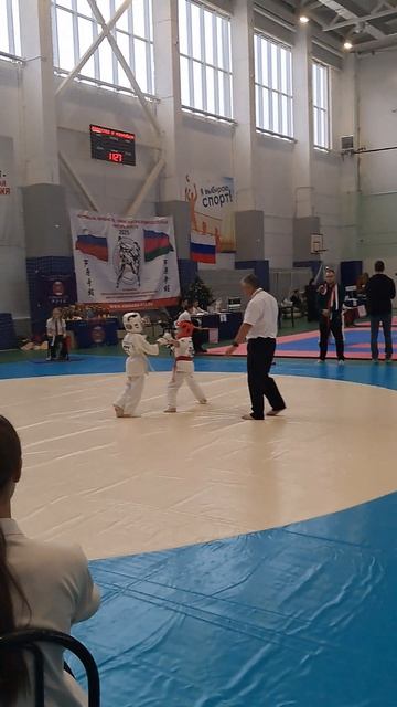 Соревнования 1. Данил в красном