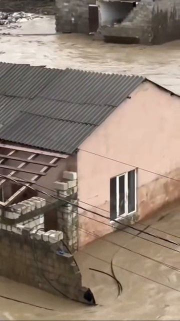 все смывает после наводнения и дождя.Дагестан...