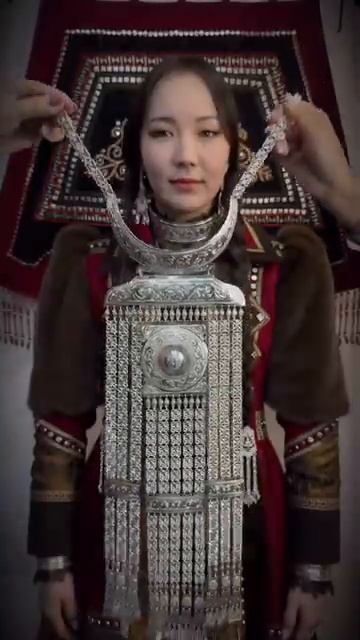 Национальная якутская одежда девушек и их украшения.