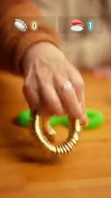 Золото, детка! Бабушка показала внуку настоящий свэг ⛓️🔥
#бабушка #внук #семья #юмор #смешноевидео #