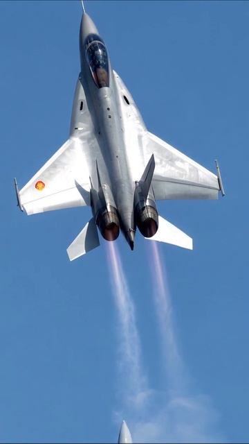 Невероятный маневр истребителя в небе #истребитель #авиация #маневр