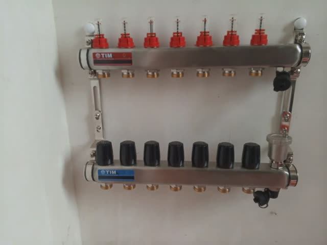 Разматывал трубу для водяного тёплого пола .  Монтировал колекторы .ю