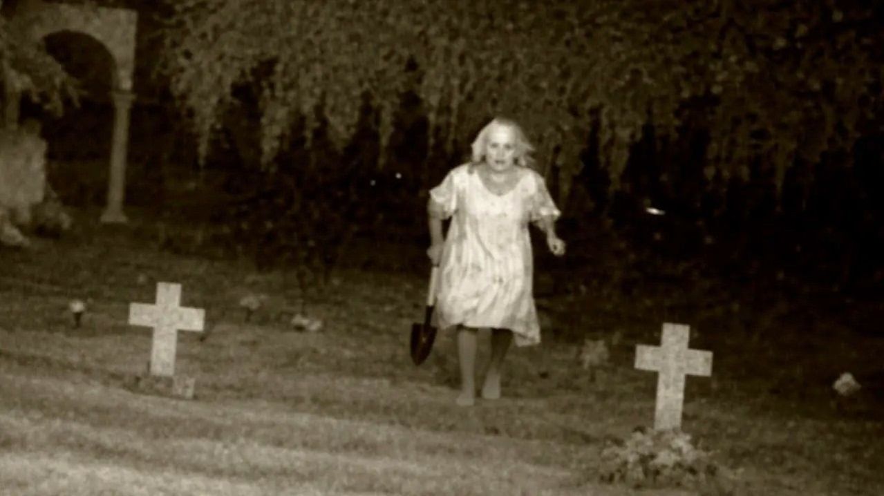 7 Ужасающих Моментов на Кладбищах Снятых На Камеру