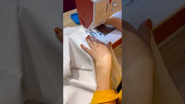 Вымётываем петли на блузке с помощью Bernette B05 Crafter