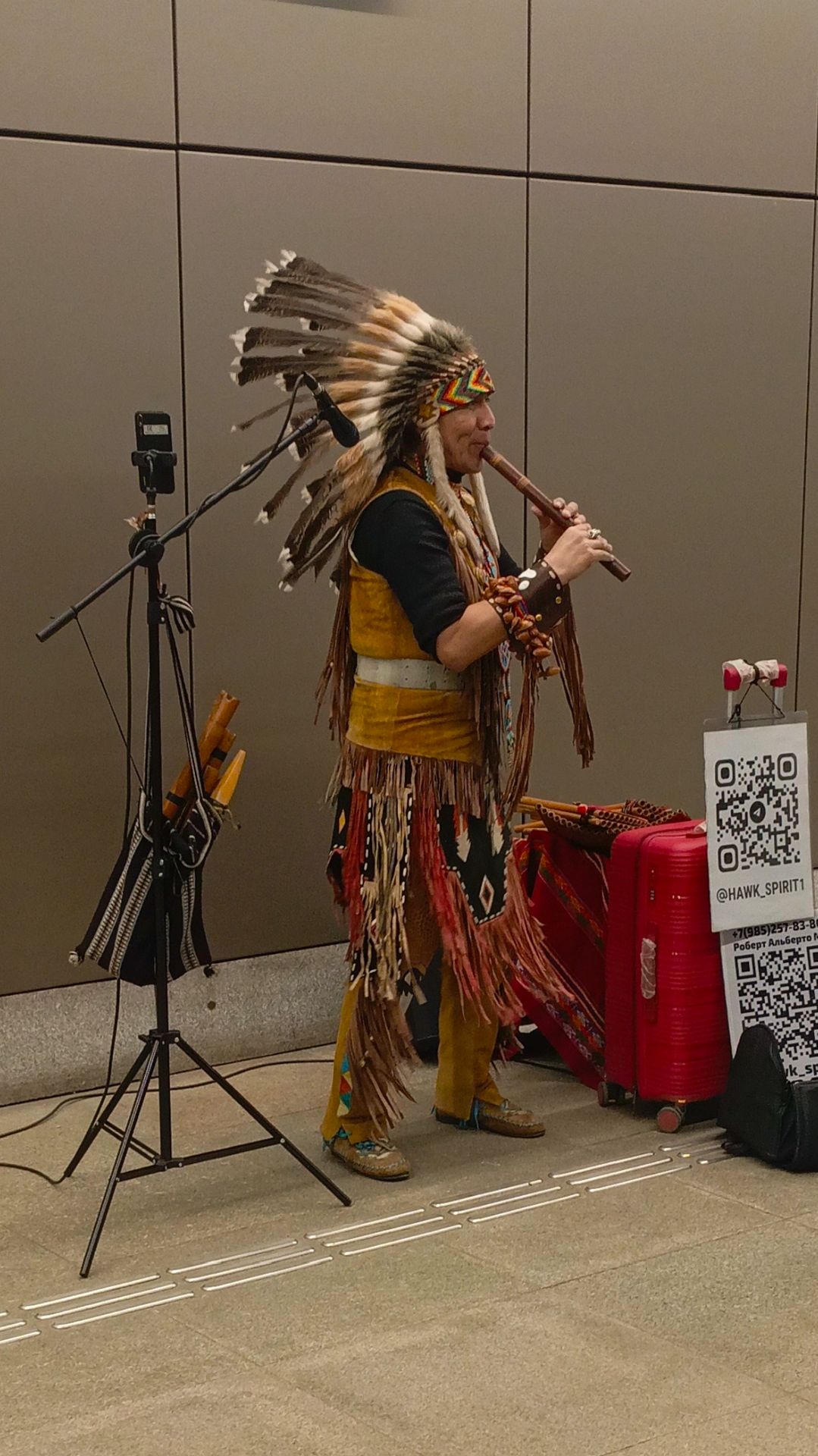 Индеец в Московском метро.