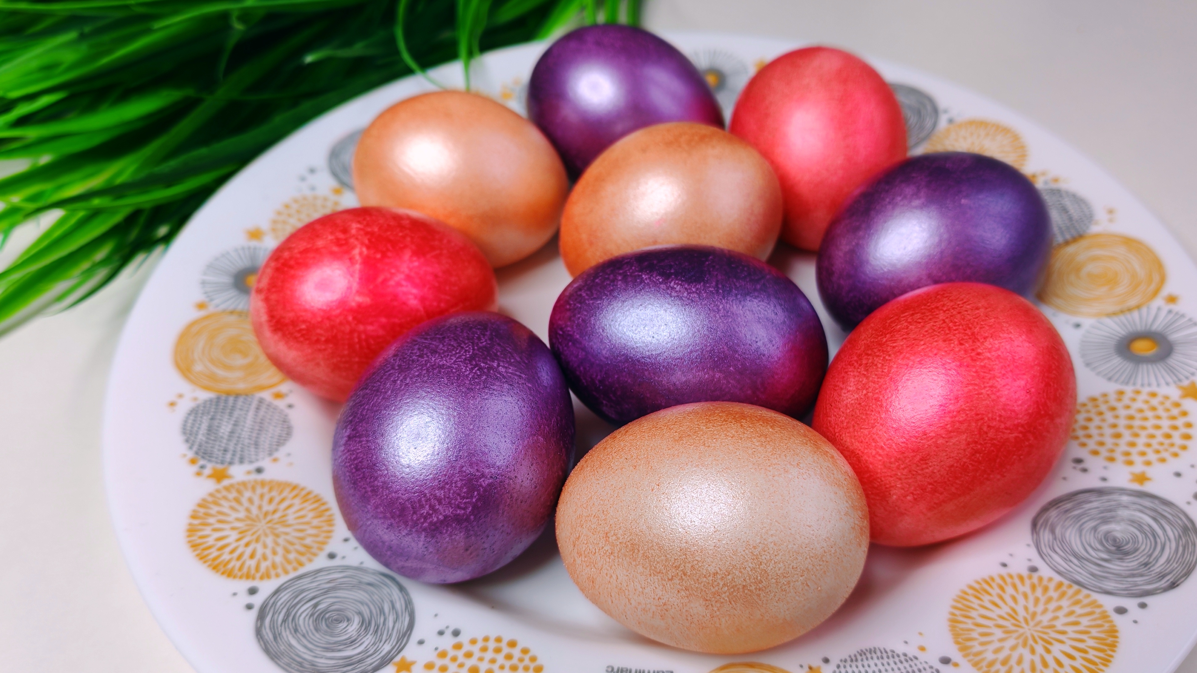 Яйца на Пасху в пищевых красителях - перламутровые жемчужины на столе🐣