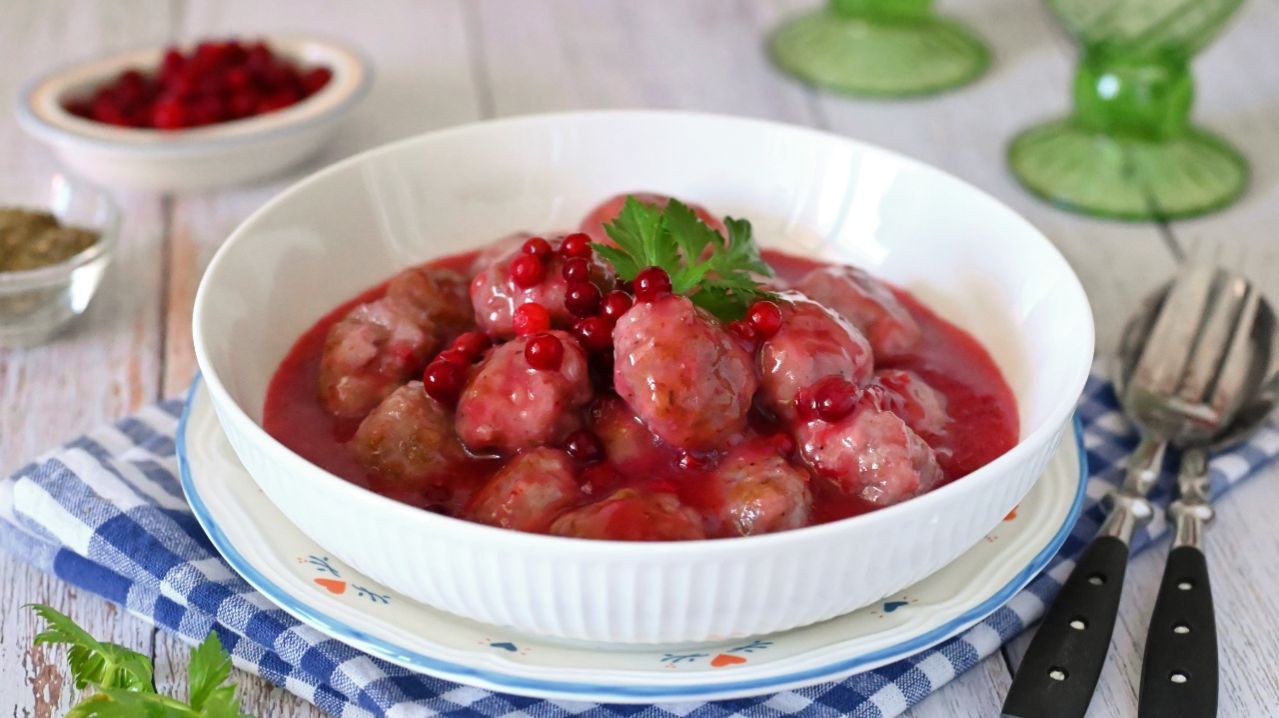 Брусничный соус творит чудеса! 🔥 Сочные фрикадельки как в ресторане