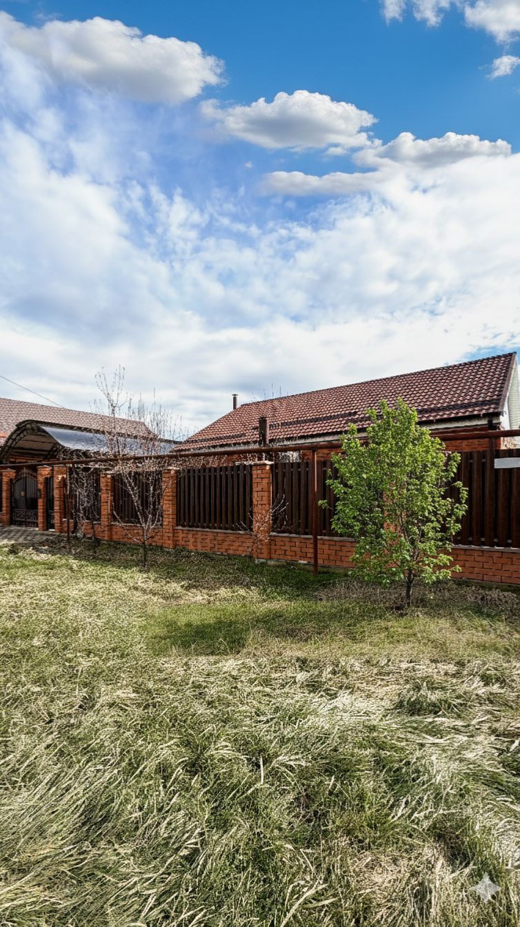 Дом с мансардой и просторным двором