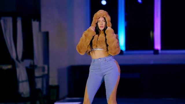 Модели на подиуме 173