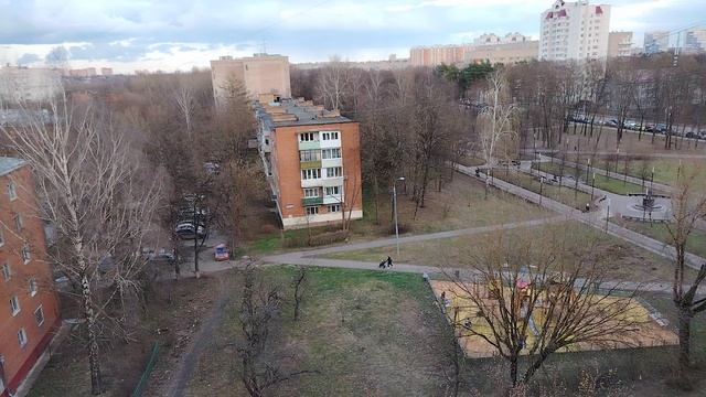 Апрельский вечер, ни теплый, ни холодный, прохладный, с грядущим снегом.