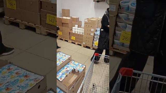 20260407 Светофор - магазин для пенсионеров. Перцы по 100, огурцы по 90 рублей.