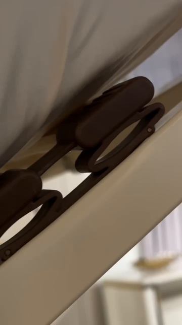 Кровать с дизайнерским изголовьем