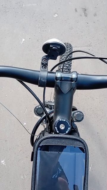 Даже очень удобно брать трубку через сумку