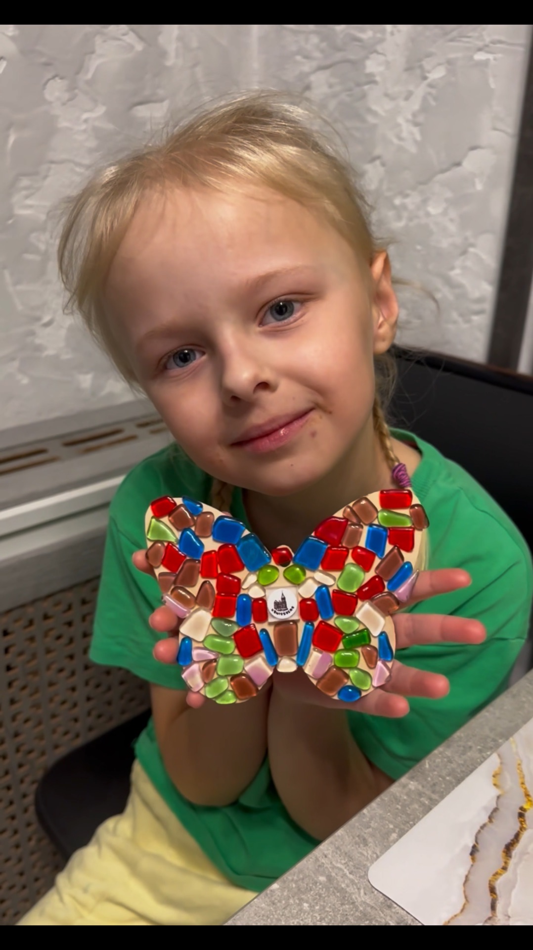 Мила собирает мозаику из стекол ручной  работы, калининградского мастера