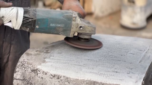 Производственный процесс станка для шлифования мрамора.
