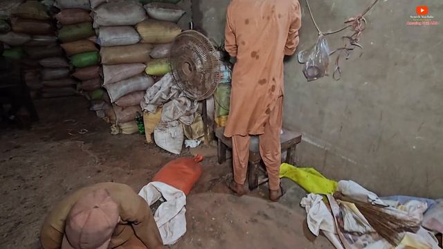 Переработка полиэтиленовых пакетов в пластиковые стулья.