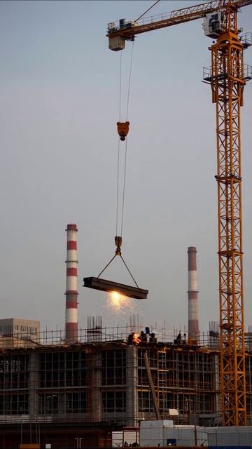 Строительные работы: подъем и сварка металлоконструкций #строительство #металлоконструкции #безопас