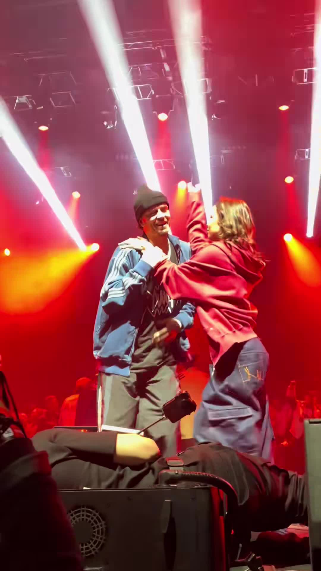 Аpсений Попов 22 секунды пытаетcя увернуться от рук какой-тo девушки 🌟