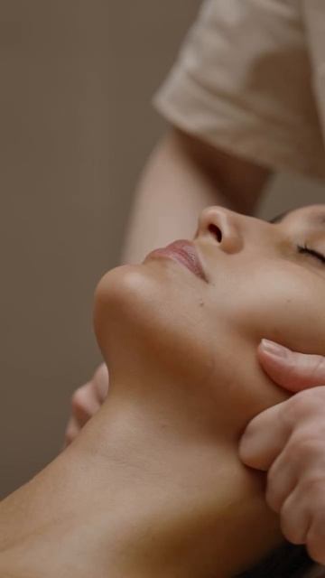 Прикосновения дарят ощущение доверия и спокойствия, именно поэтому массаж лица действует так глубоко