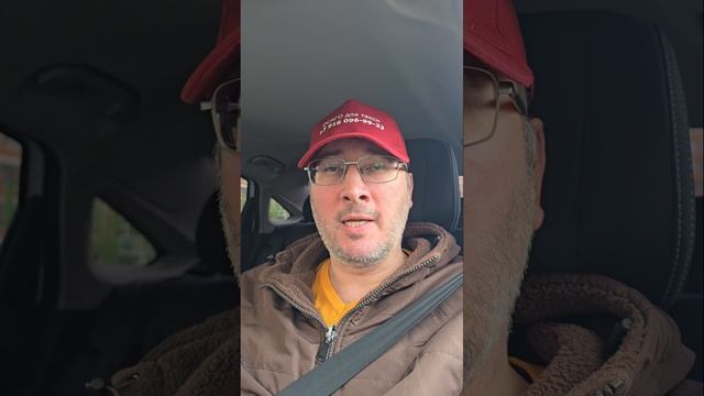 Таксисты всё больше отказываются работать по тарифам яндекса и ждут пассажиров от бордюра.