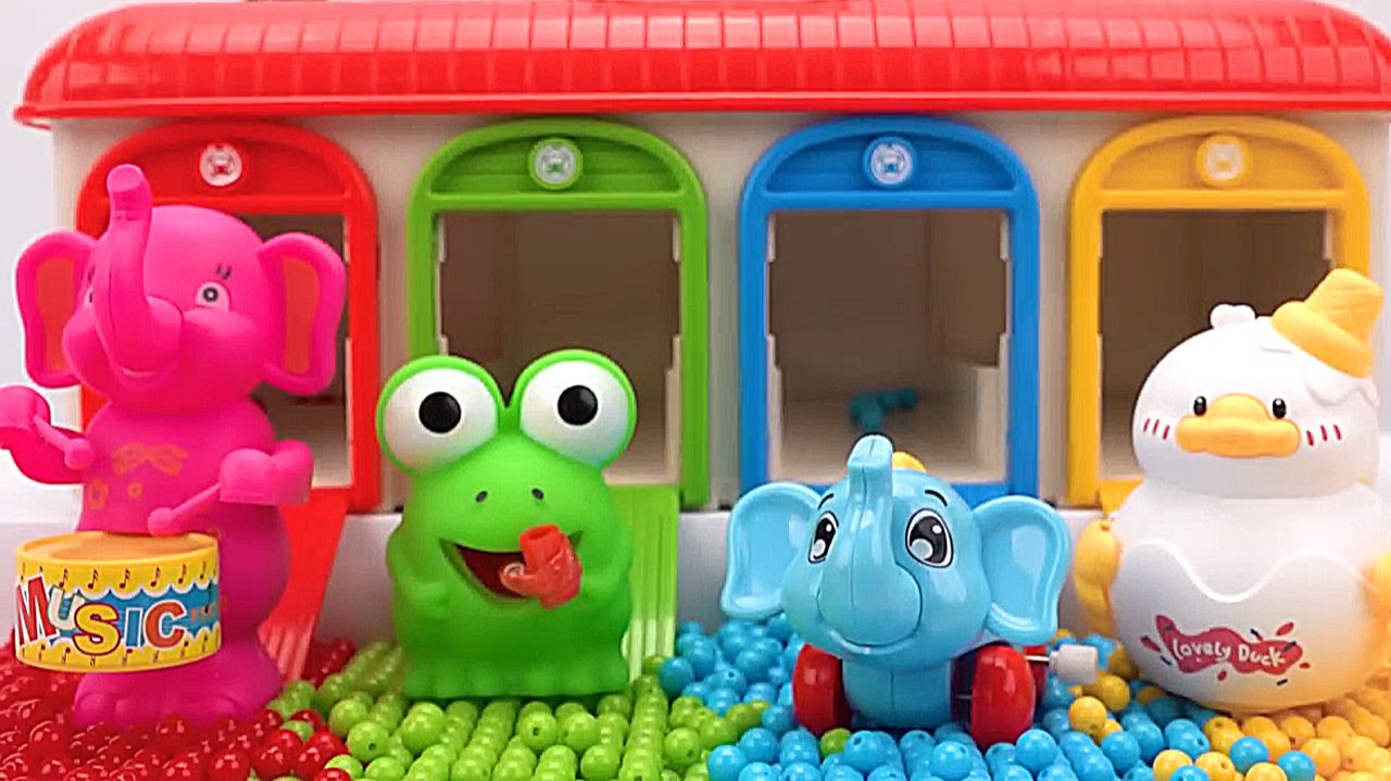 Мультики малышам. Залипалки. Радужные мячики-сжимайки и разноцветный гараж. Забавные игрушки.