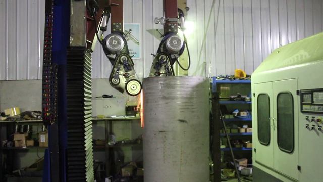 Одновременная зачистка сварного шва снаружи и внутри емкости (трубы) шлифованием