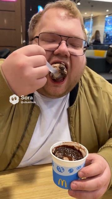 Тоха идёт есть шоколадное мороженое МакФлури в McDonald's