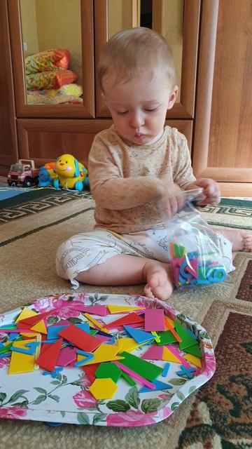 Рома инициативно собирает предметы в пакет, 9:45, 7.04.2026