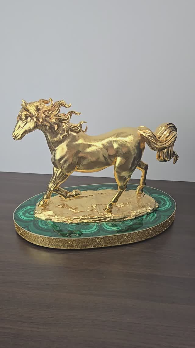 Большая статуэтка «Золотой конь» на малахите