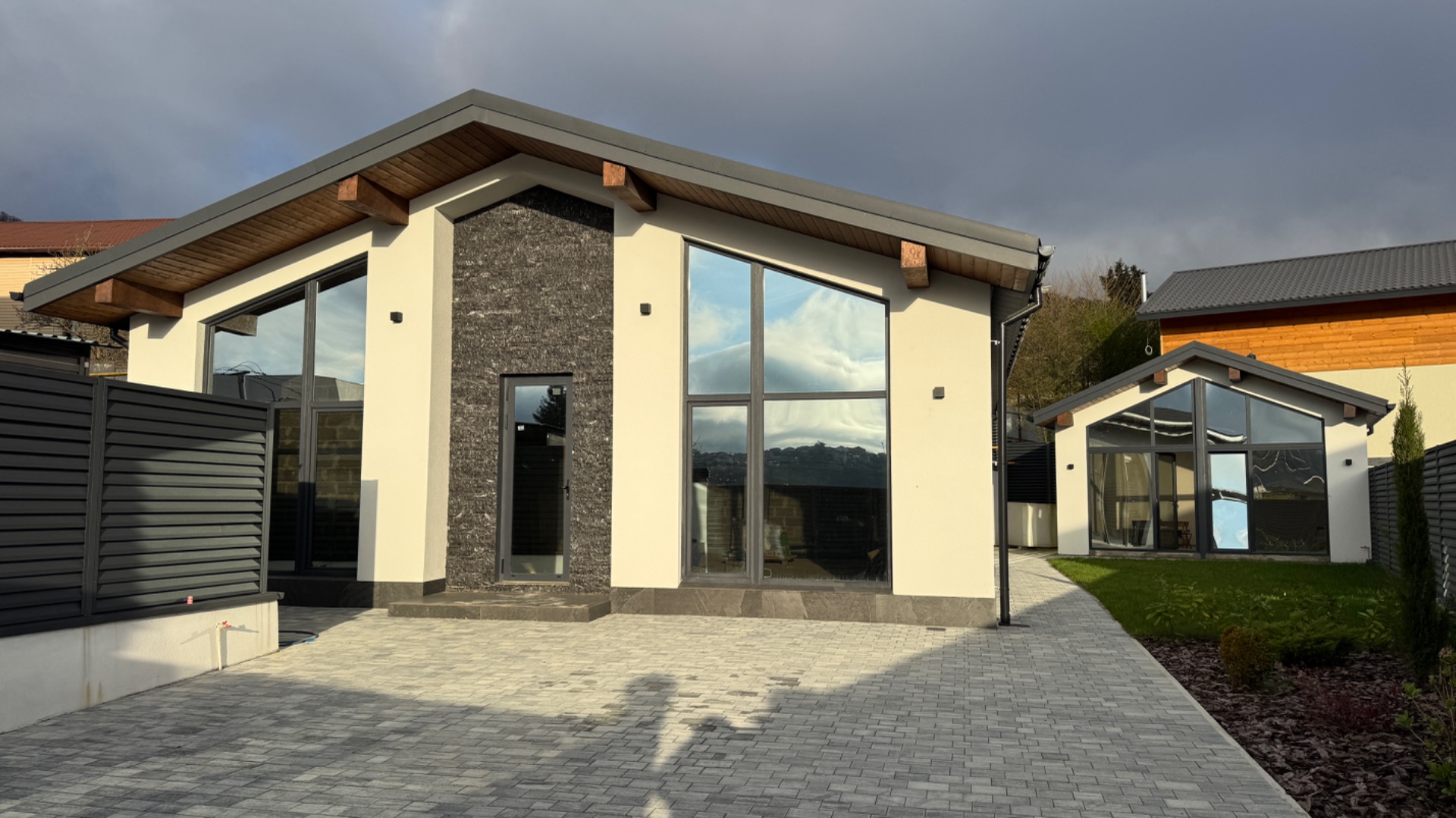 ОДНОЭТАЖНЫЙ ДОМ В СОЧИ В СТИЛЕ ШАЛЕ. 28 000 000р