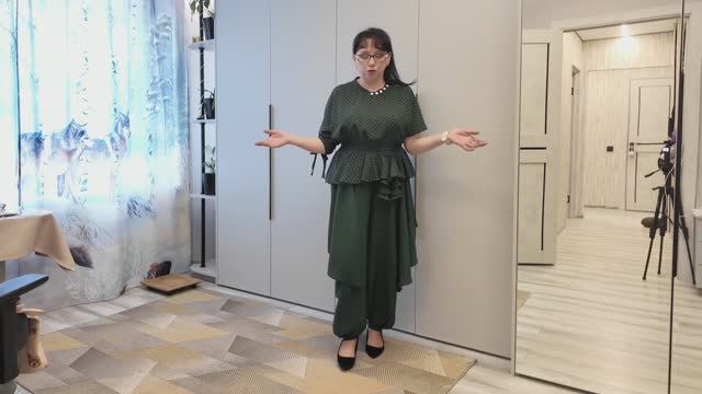 БРЮКИ НЕОБЫЧНОГО КРОЯ. Брюки солнце с манжетами по низу. Показываю брюки на себе и на столе.