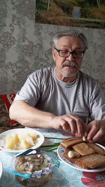 Мукбанг / Ой как вкусно. Картошечка с селёдочкой и гренки с чесночном.