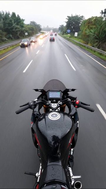 Катание на мотоцикле под дождём: опыт и эмоции #мотоцикл #погода #приключения