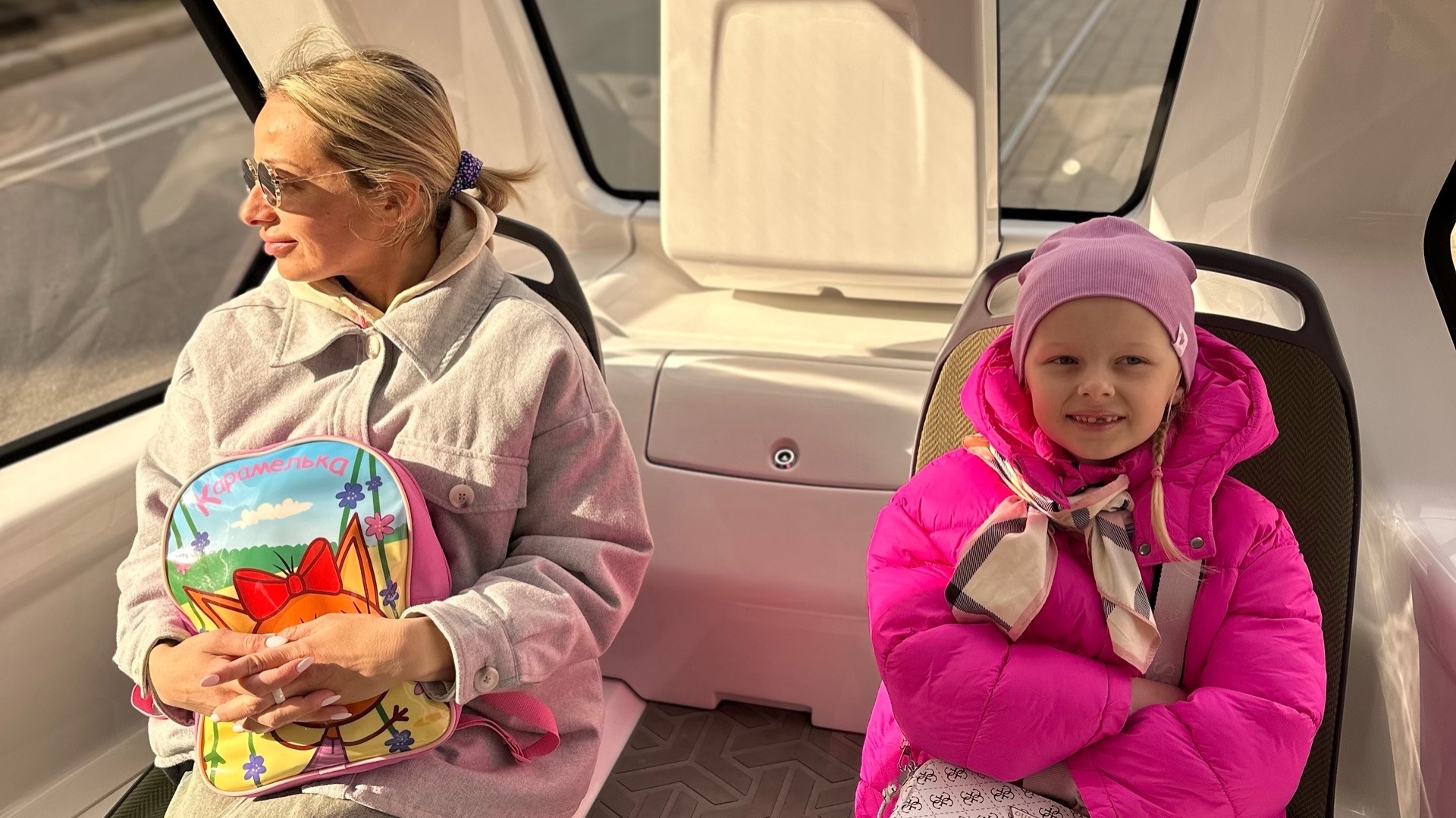 Мила первый раз едет на трамвае, покупаем в детском мире подарок