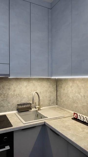 Шикарная угловая кухня в серых тонах