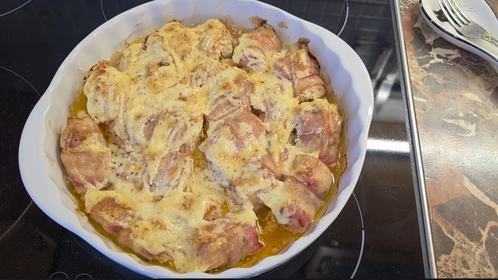 Жареная картошечка и безымянная грудка в беконе.