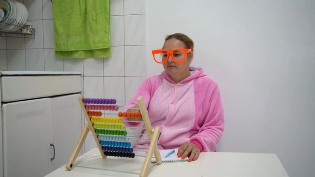 96 Ребенок поиграл со слизью и уронил ее на волосы спящей матери и стал ножницами стричь ей волосы