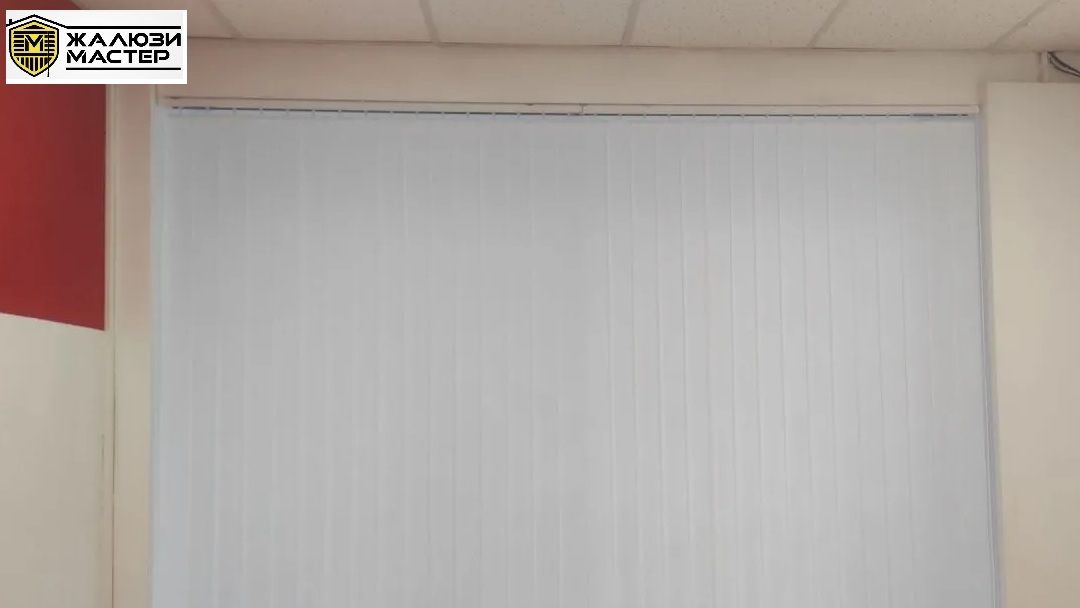 Белоснежные вертикальные жалюзи идеально вписались в интерьер офиса, добавив в него легкости.