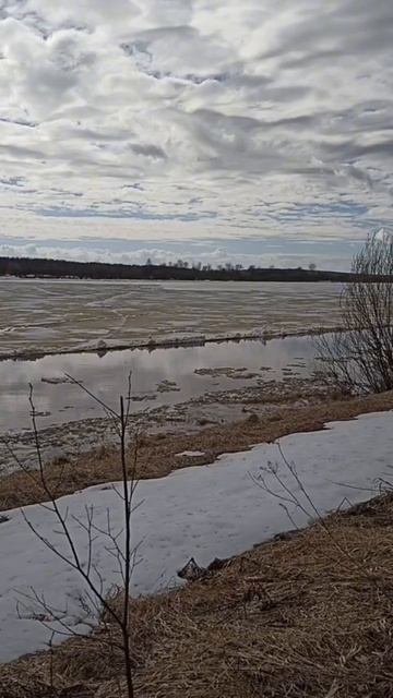 Видеоролик 1. Ледоход на реке Вятке. 04.04.2026 года.