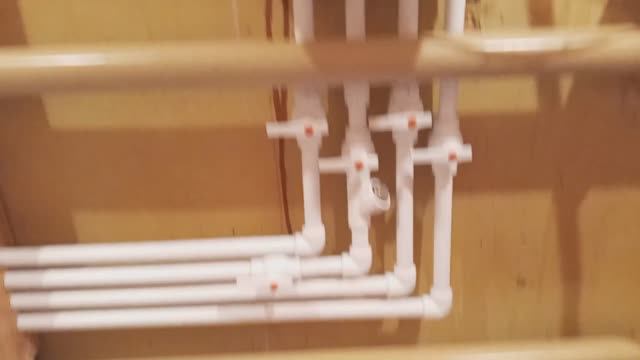 Настенный газовый котёл соединил полипропиленовыми трубами к металлическому трубному отоплению .