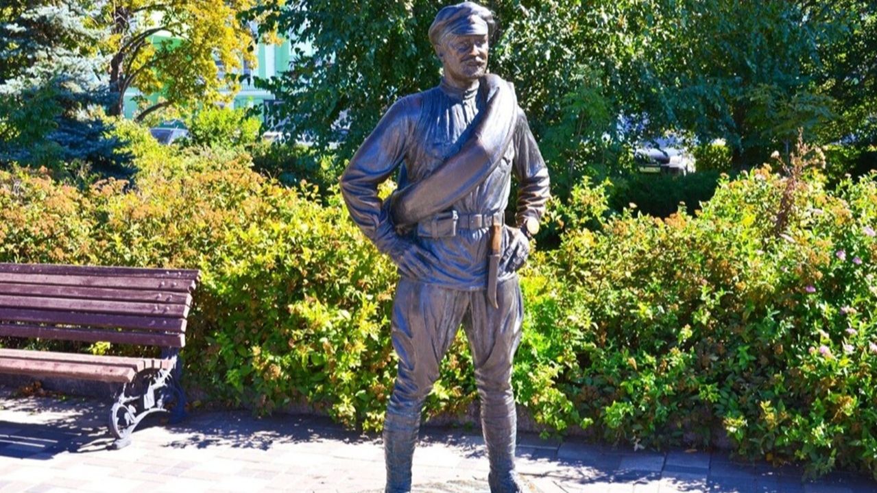 Скульптуры на набережной Самары