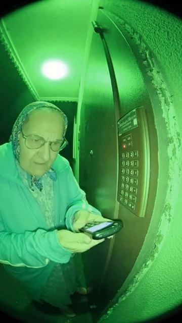 Как попасть домой в 3 часа ночи: туториал от профи 🤫
#бабушка #бабуля #юмор #смешноевидео #приколы #